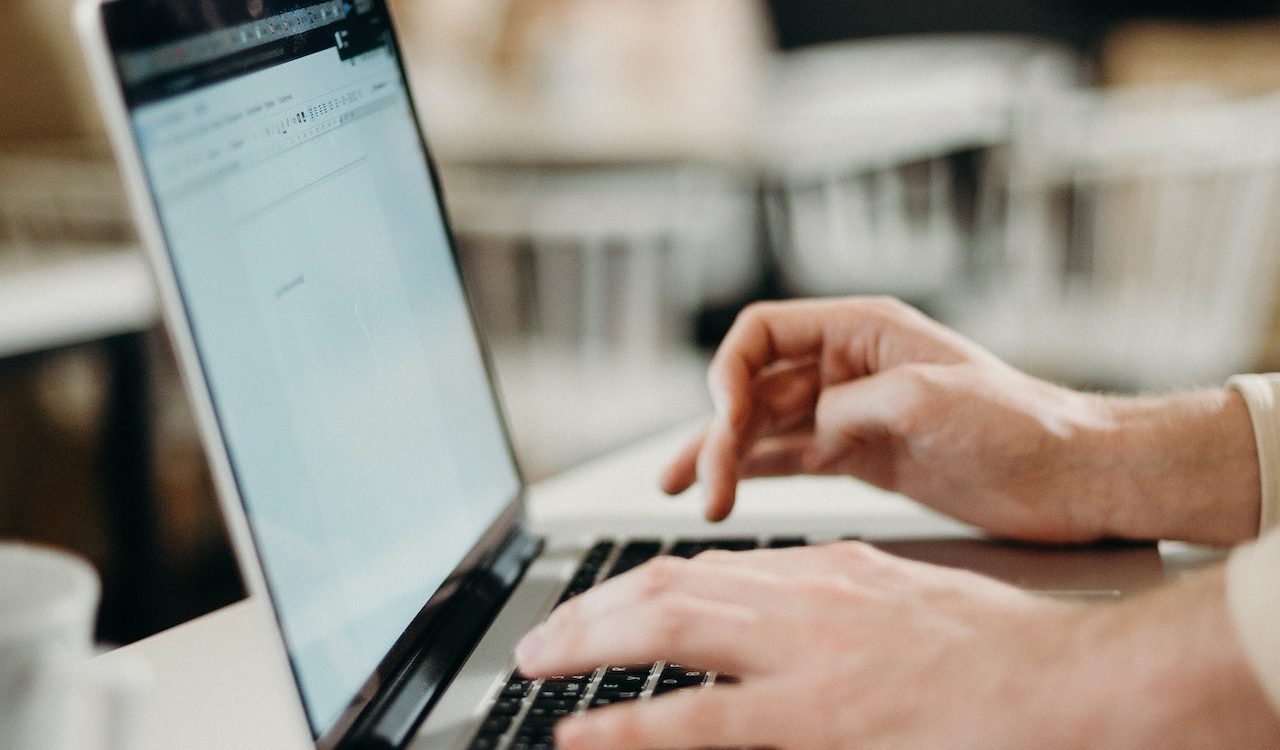 E-Mail am Laptop schreiben