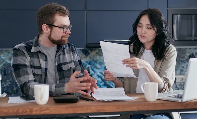 Durchbesprechung und Überprüfung einer Rechnungsvorlage aus Österreich