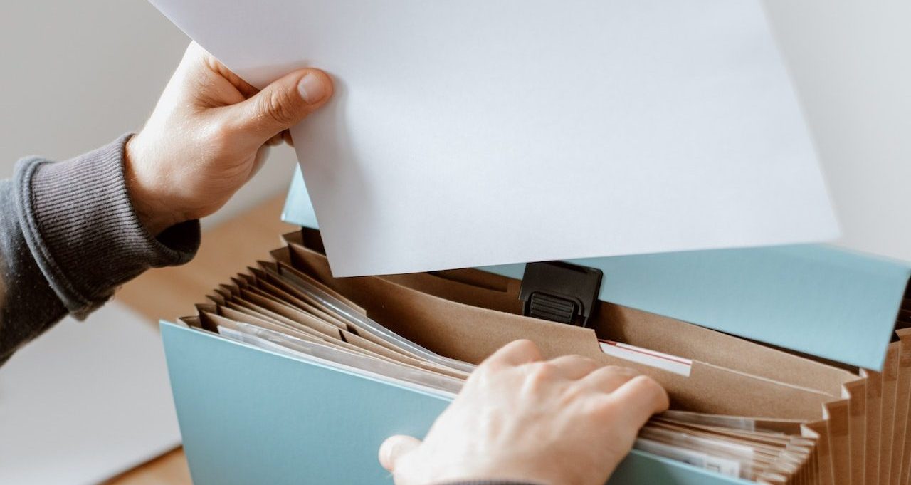 Rechnungsvorlage für Kleinunternehmer einsortieren in Aktenordner