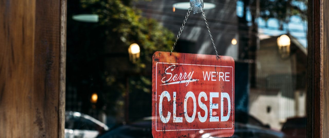 Ein geschlossenes Lokal mit "geschlossen" Aushängeschild